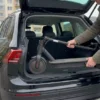 Technik nakládá elektrokoloběžku s píchlou pneumatikou během pátečního svozu v Bílině.