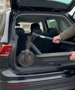 Technik nakládá elektrokoloběžku s píchlou pneumatikou během pátečního svozu v Bílině.