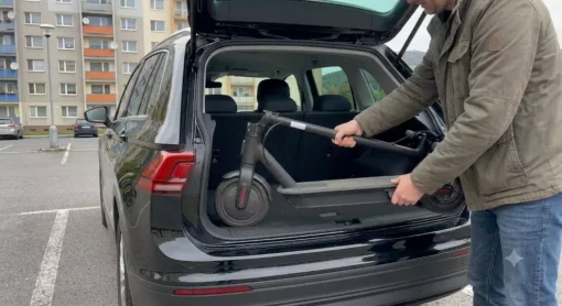 Technik nakládá elektrokoloběžku s píchlou pneumatikou během pátečního svozu v Bílině.